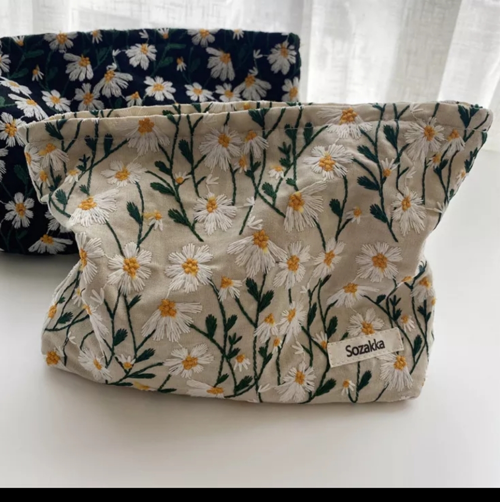 📢📢Last One.... Large Flowered Embroidered Cosmetic Bag.